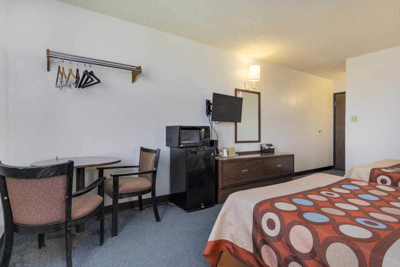 Hotel Super 8 By Wyndham Limon Esterno foto