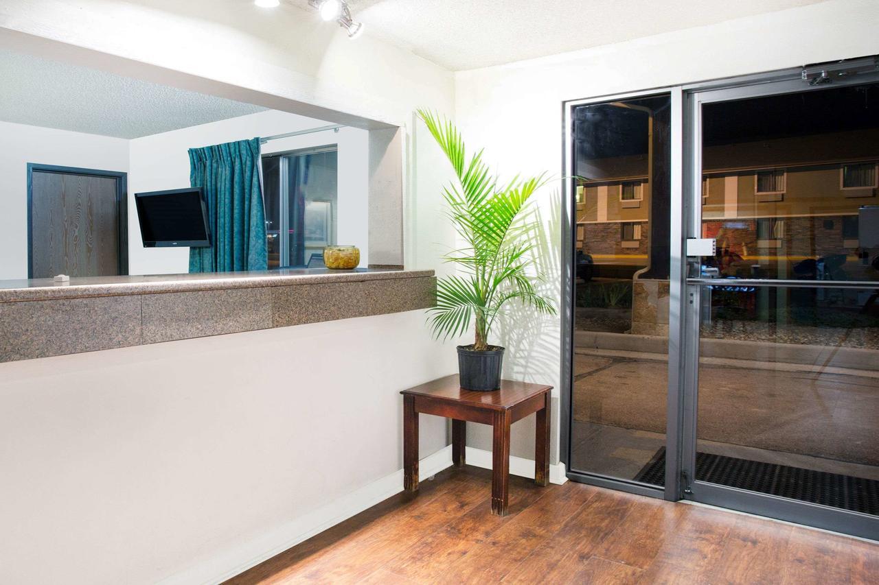 Hotel Super 8 By Wyndham Limon Esterno foto