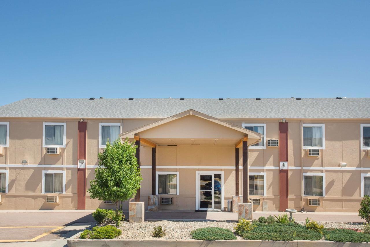 Hotel Super 8 By Wyndham Limon Esterno foto